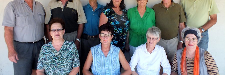 Gansbaai Pistoolskietklublede wat met ‘n geselligheid ontspan het, met voor vlnr Kathy Hammond, Corinne De Wet, Adri Wessels en Madaloen le Roux. Agter vlnr is Gideon Hattingh, Frans De Wet, Alec Kitley, Yvonne Hattingh (Kuiergas), Trudie White (Kuiergas), Jack White en Andy Hammond.